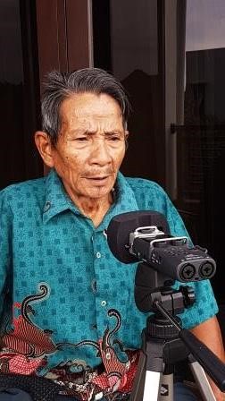 Pak Aron telling a story